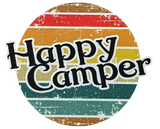 Logo Happy Camper in stile vintage con strisce orizzontali colorate e testo.