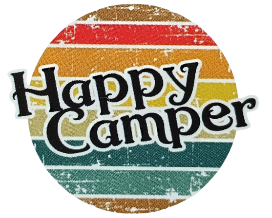 Logo Happy Camper in stile vintage con strisce orizzontali colorate e testo.