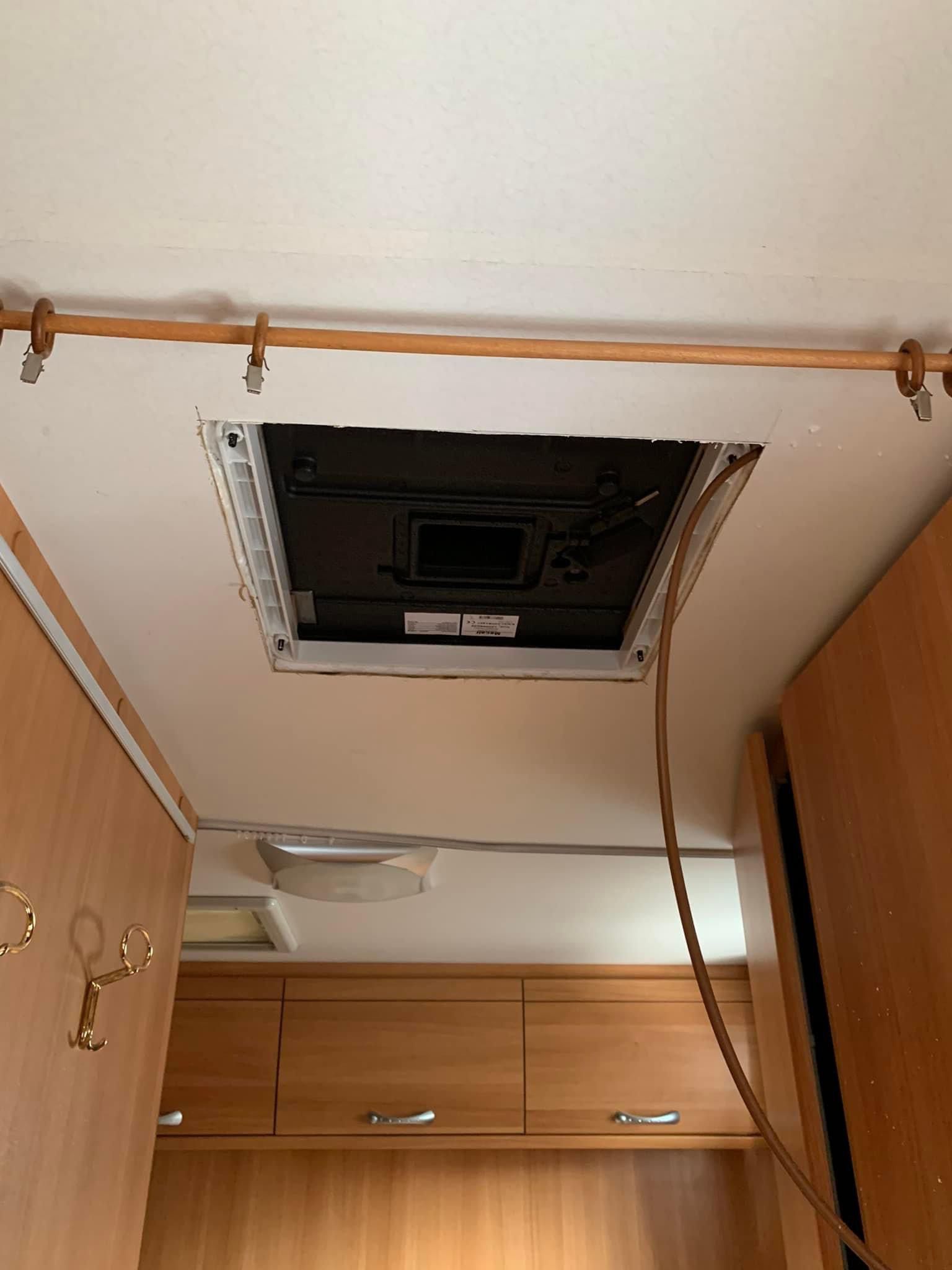 Soffitto di un camper con presa d'aria esterna. Sono visibili mobili marroni e dettagli in legno.