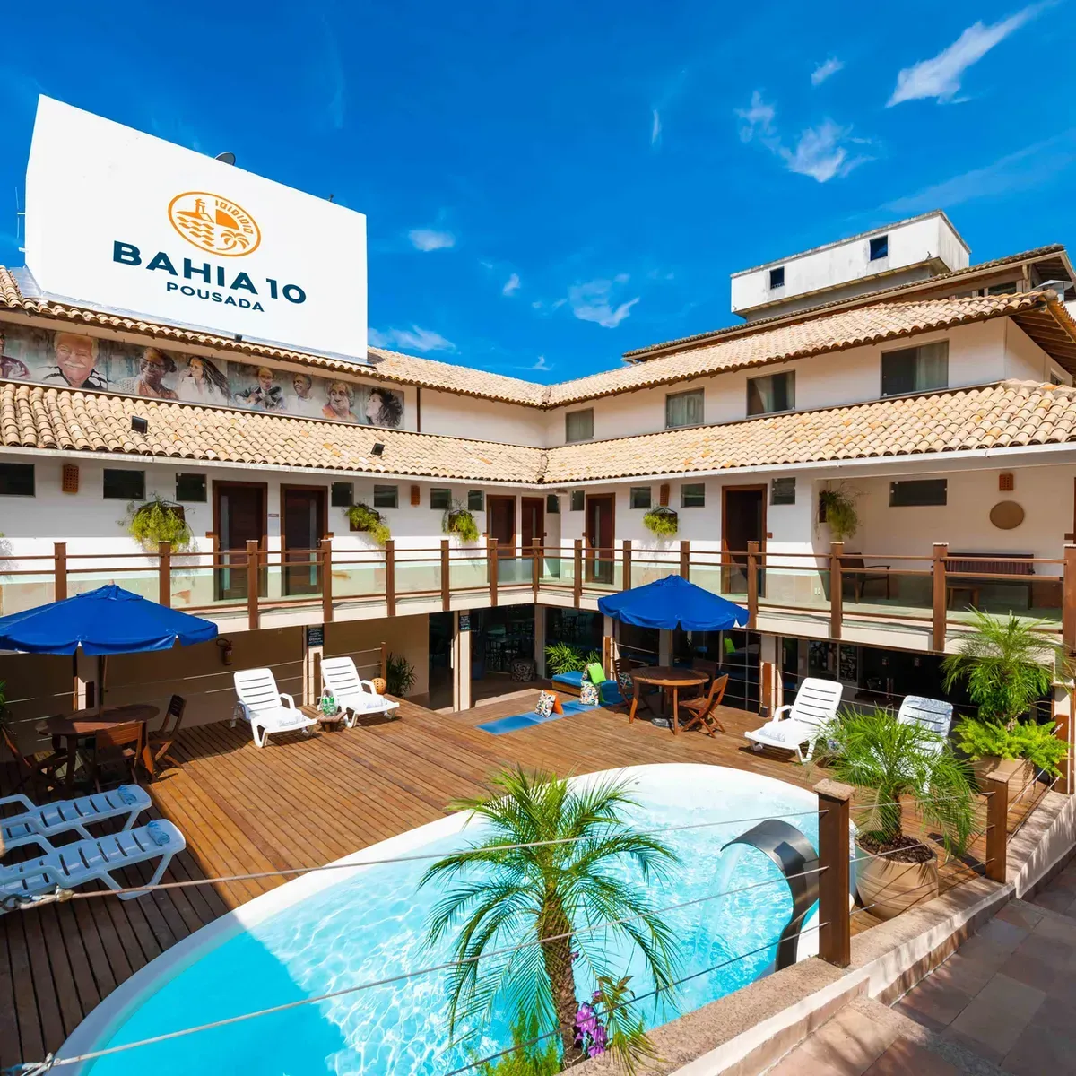 Pousada Bahia 10 Piscina com pousada ao fundo