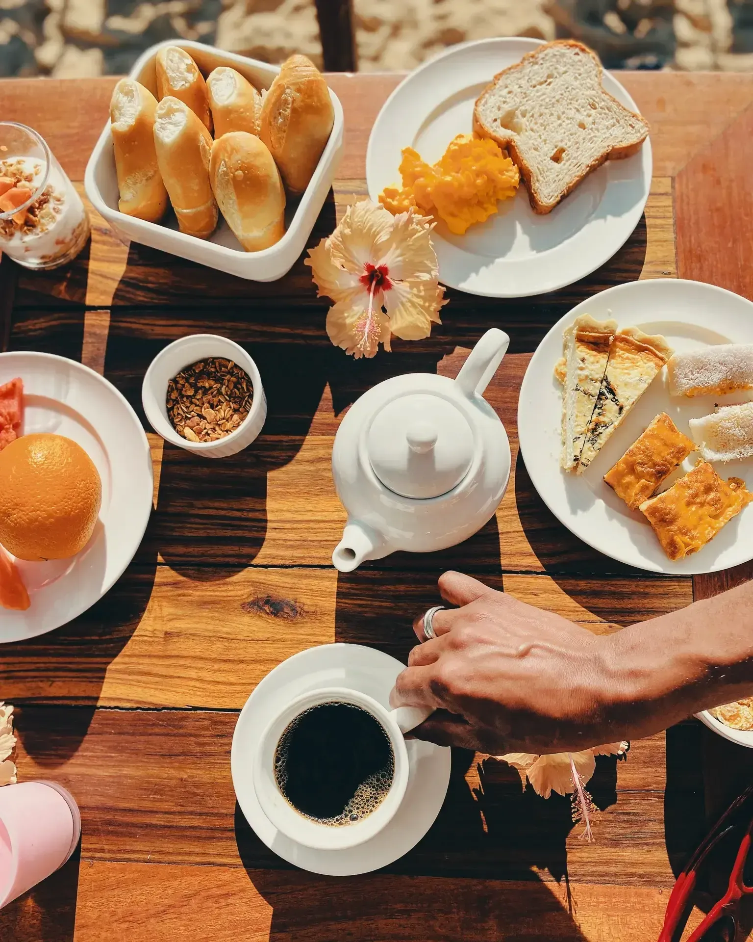 piscina com o mar ao fundo