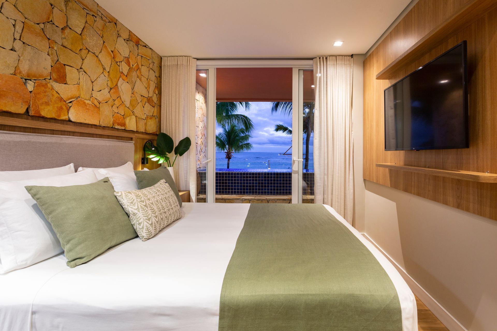 bahia tambor espreguiçadeiras e guarda-sóis na praia