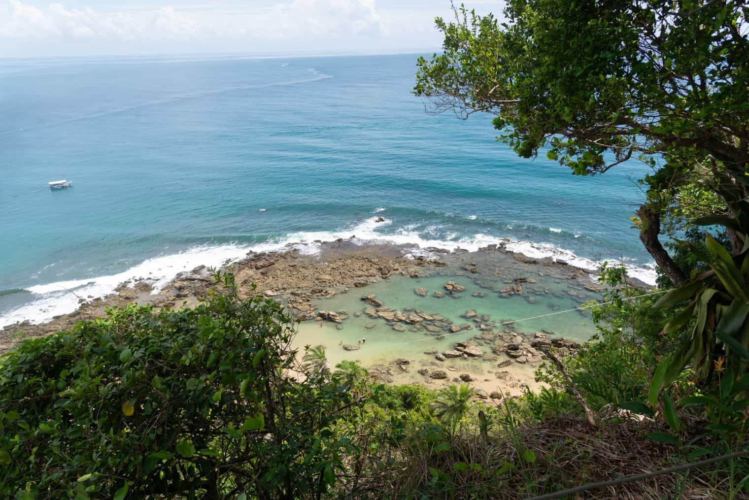 Imagem aérea de uma bela praia vazia na Bahia, simbolizando a escolha entre Boipeba ou Morro de São Paulo.