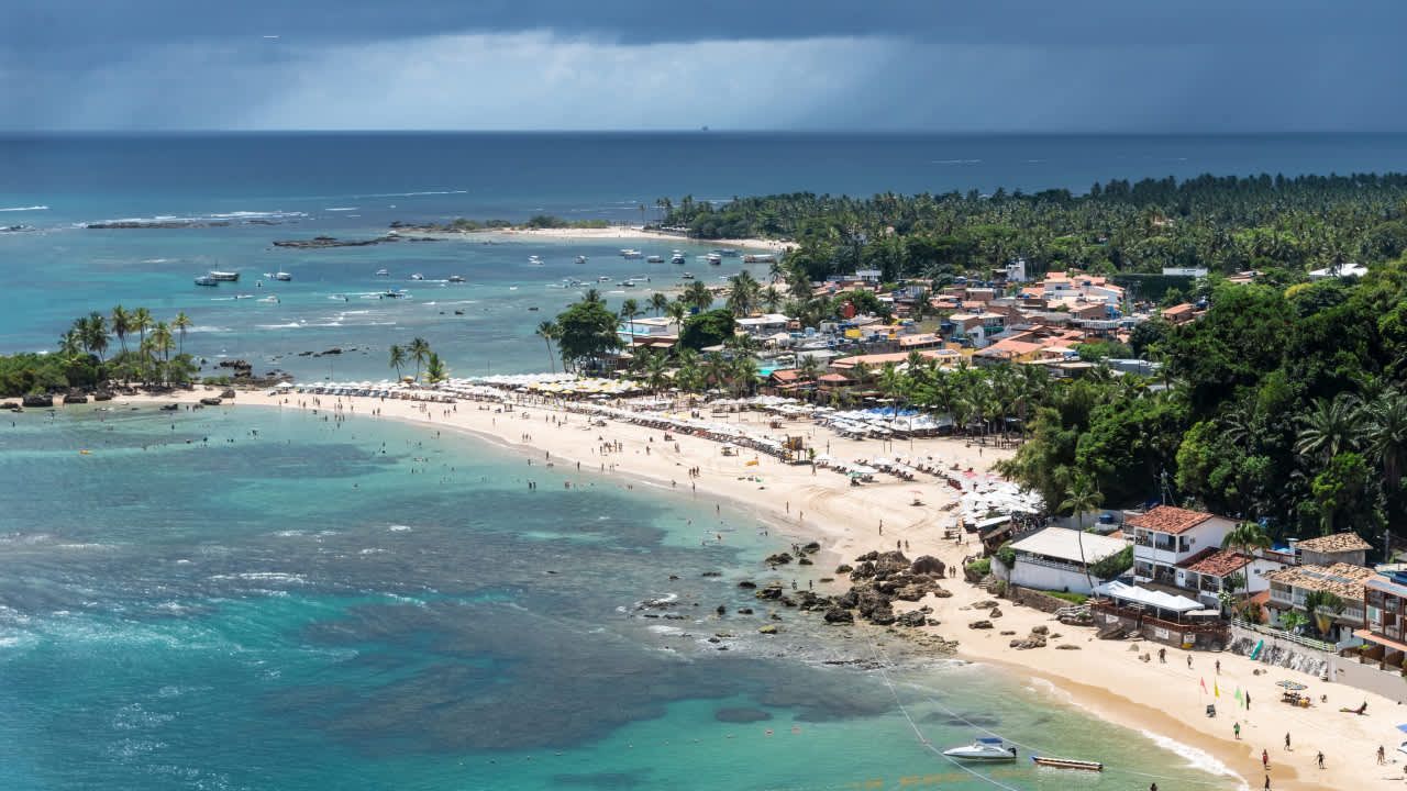 Imagem aérea de umas das praias de Cairu, uma das principais dicas do que fazer em Morro de São Paul