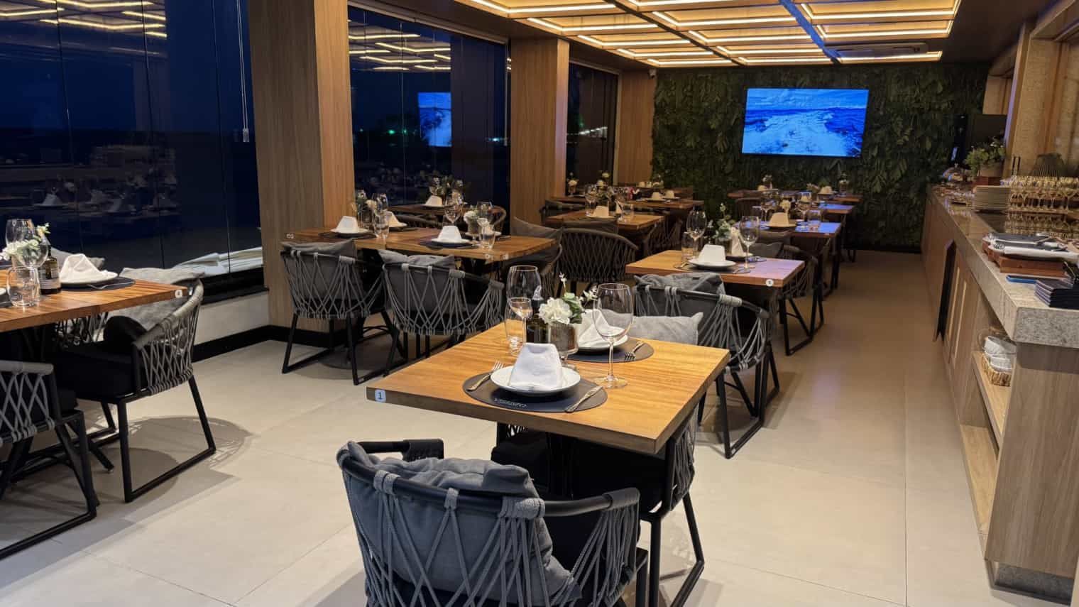 Imagem do salão principal do Restaurante Vicenzo, um dos melhores restaurantes em Morro de São Paulo