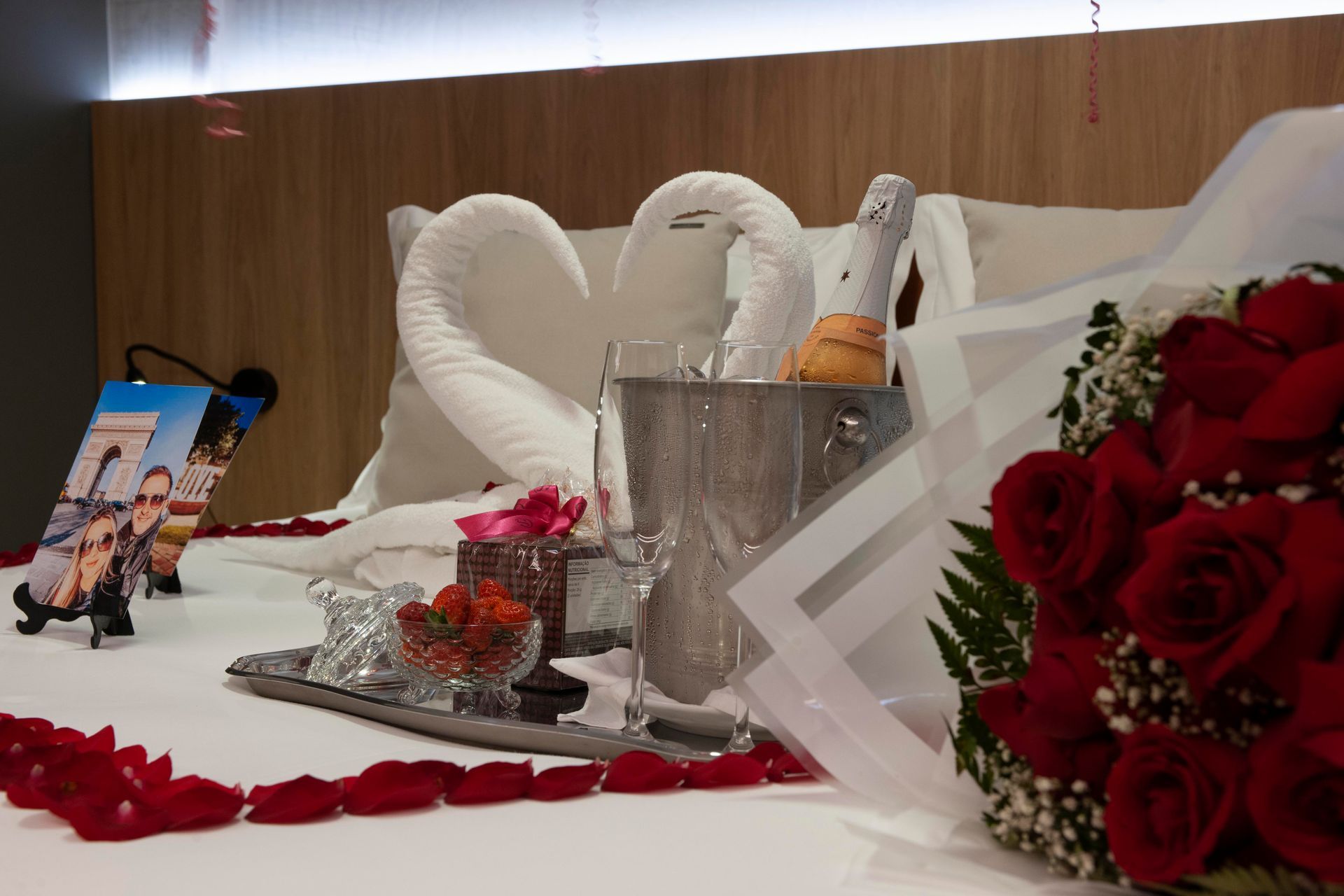 praia com pedras e ilha ao fundo em Morro de São Paulo