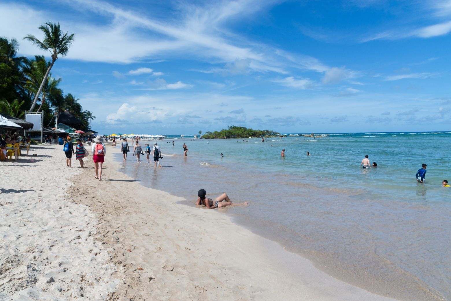 Imagem de turistas aproveitando a praia, simbolizando a versatilidade de quando ir para Morro de São