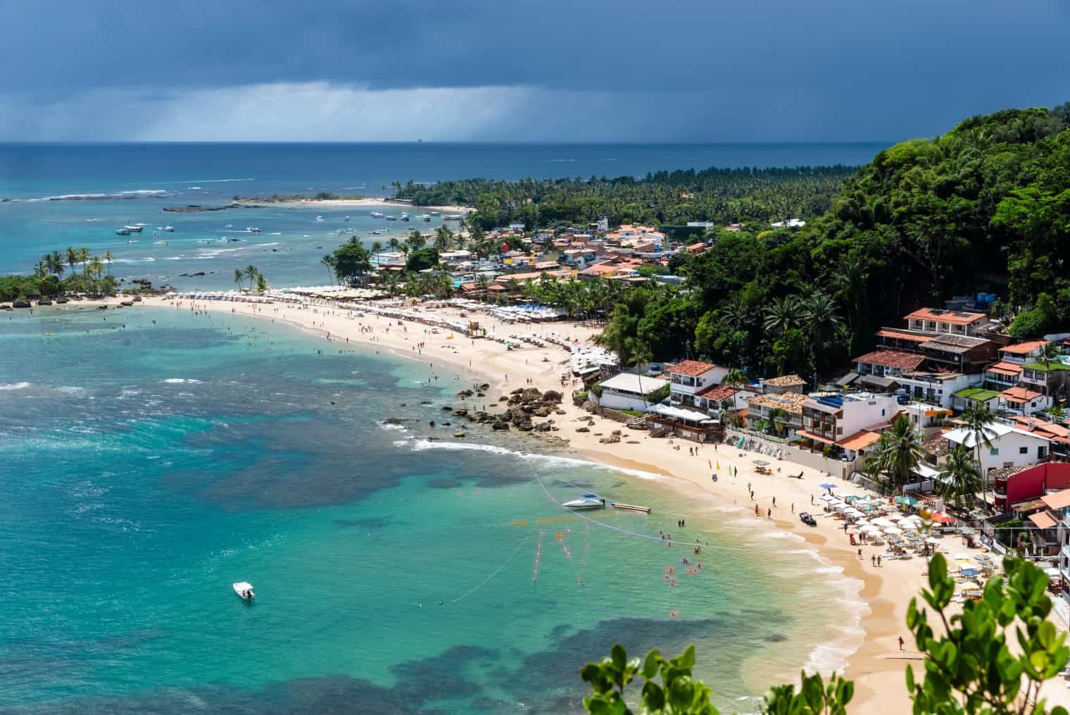 Imagem aérea de praia no Morro de São Paulo, um dos principais destinos de viagem para a Bahia.