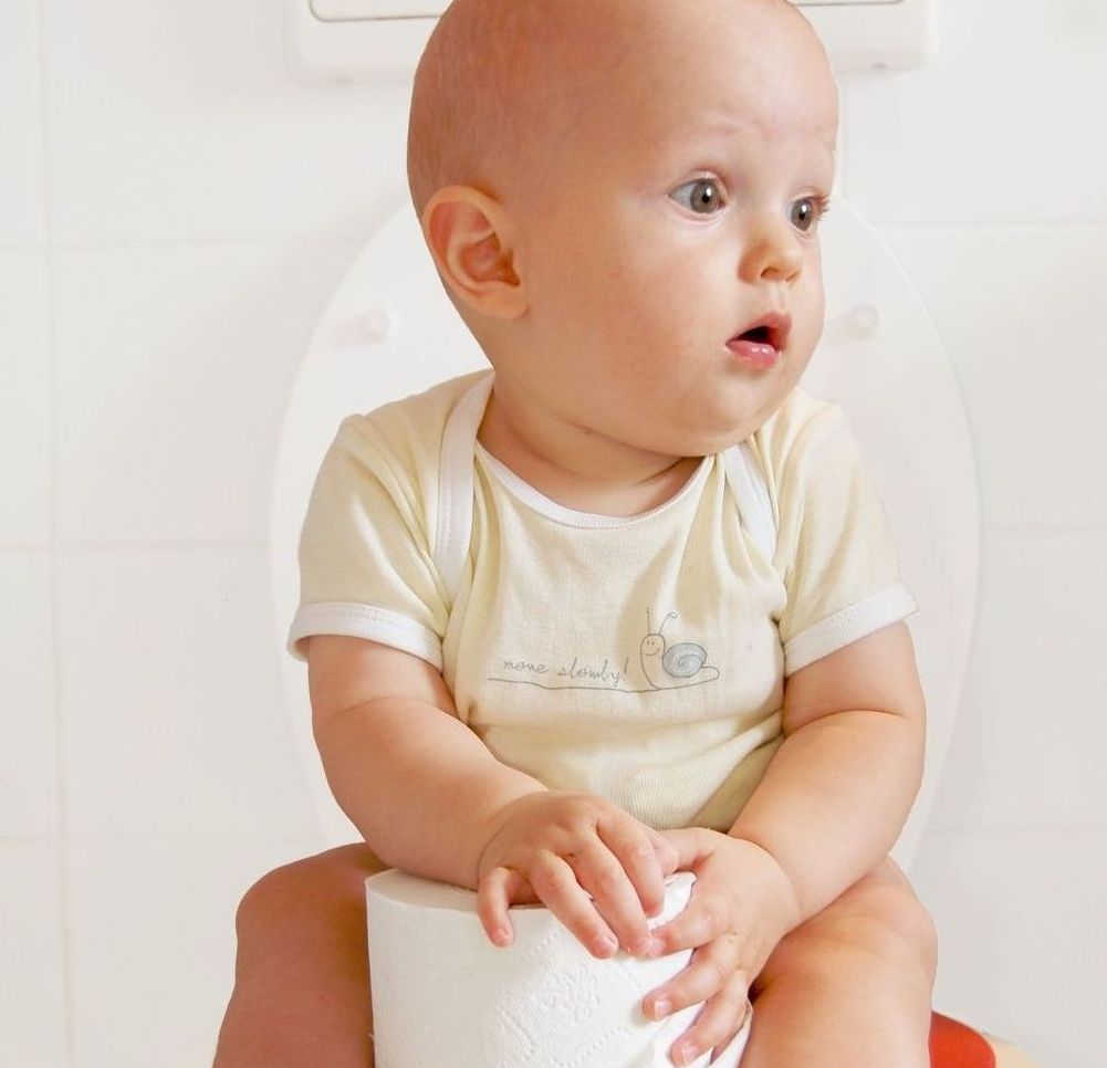 Foto eines Babys in weißem Body