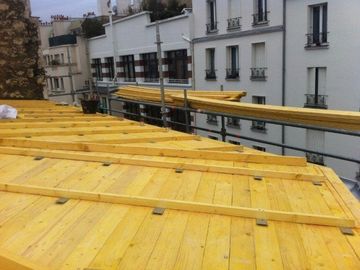 couvreur Paris a réalisé cette charpente à Paris 75020 pour une surélévation