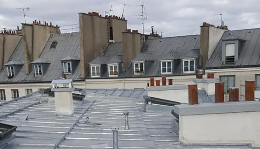 Pose de vélux à Paris sur un toit en zinc