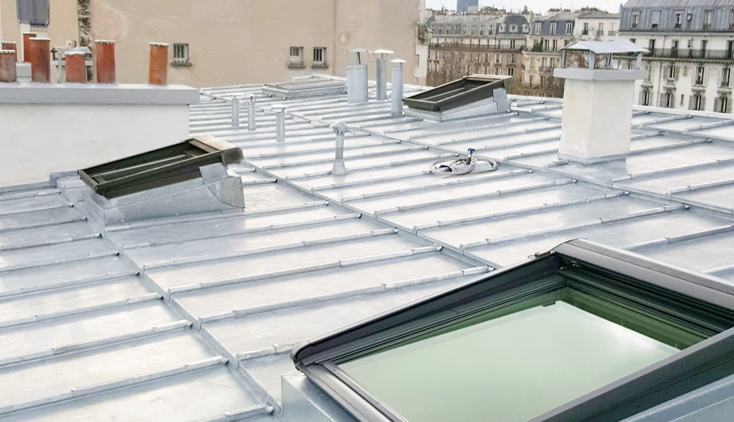 couvreur Paris 15, pose et rénovation de velux sur toit en zinc