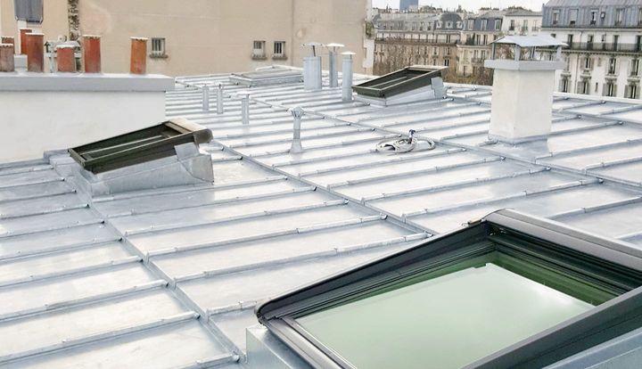 Pose de vélux à Paris sur un toit en zinc par notre couvreur zingueur
