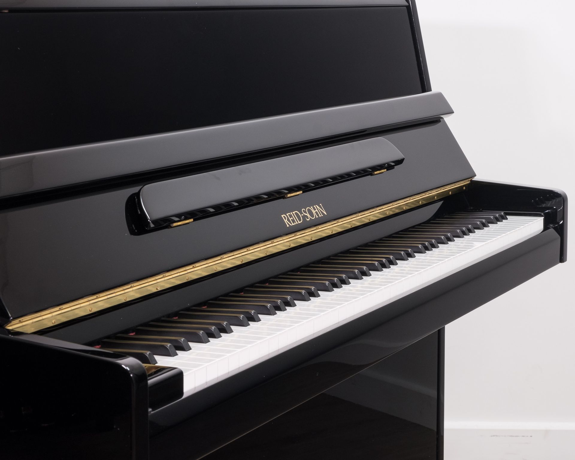 Reid Sohn S-108S upright piano nearly new!