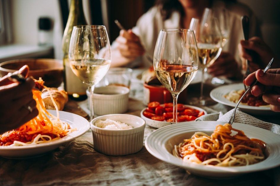 piatto spaghetti e bicchiere vino bianco