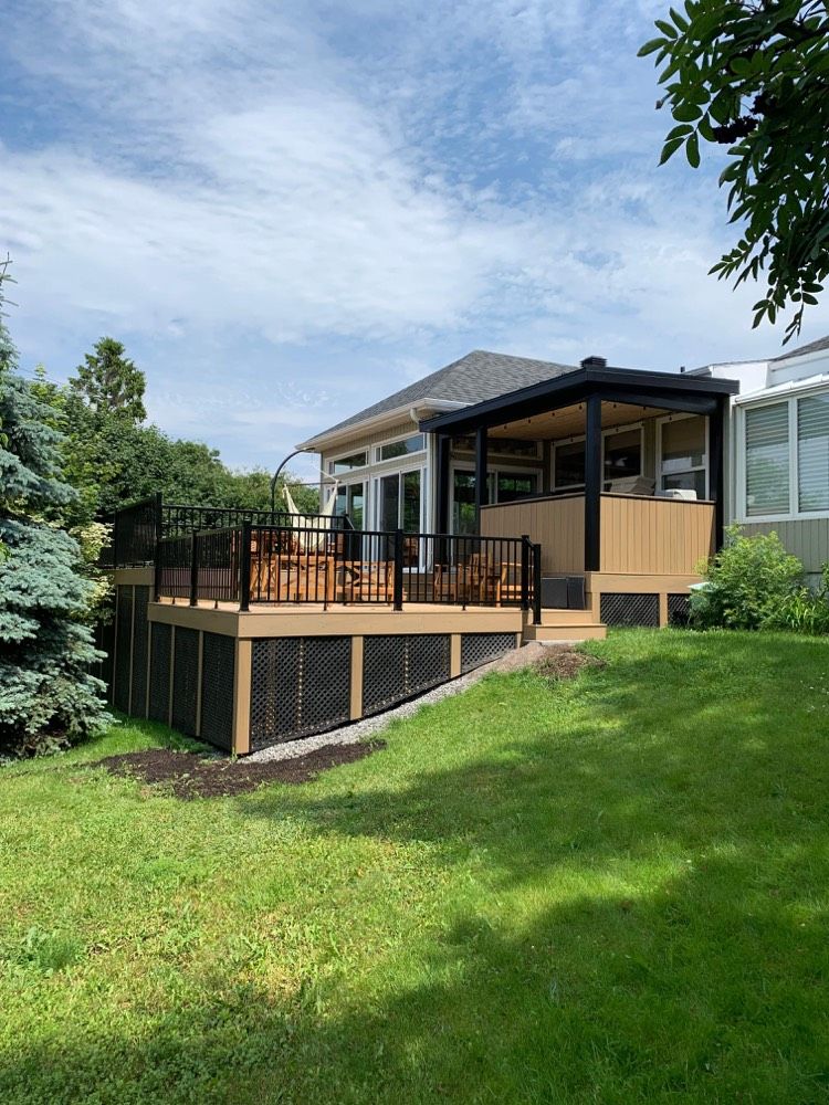 Une maison avec une grande terrasse dans l'arrière-cour.