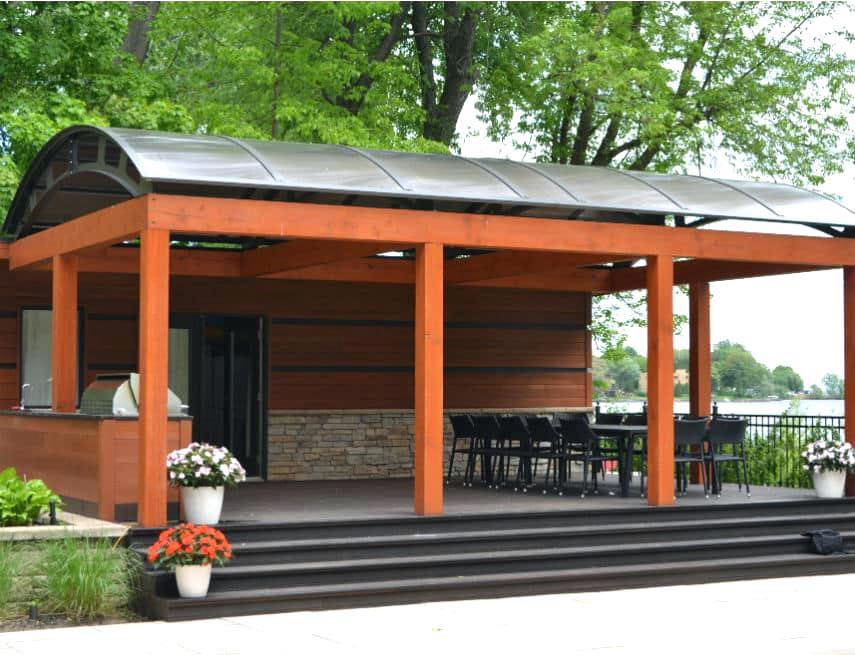 Une structure en bois avec un toit en métal et des escaliers