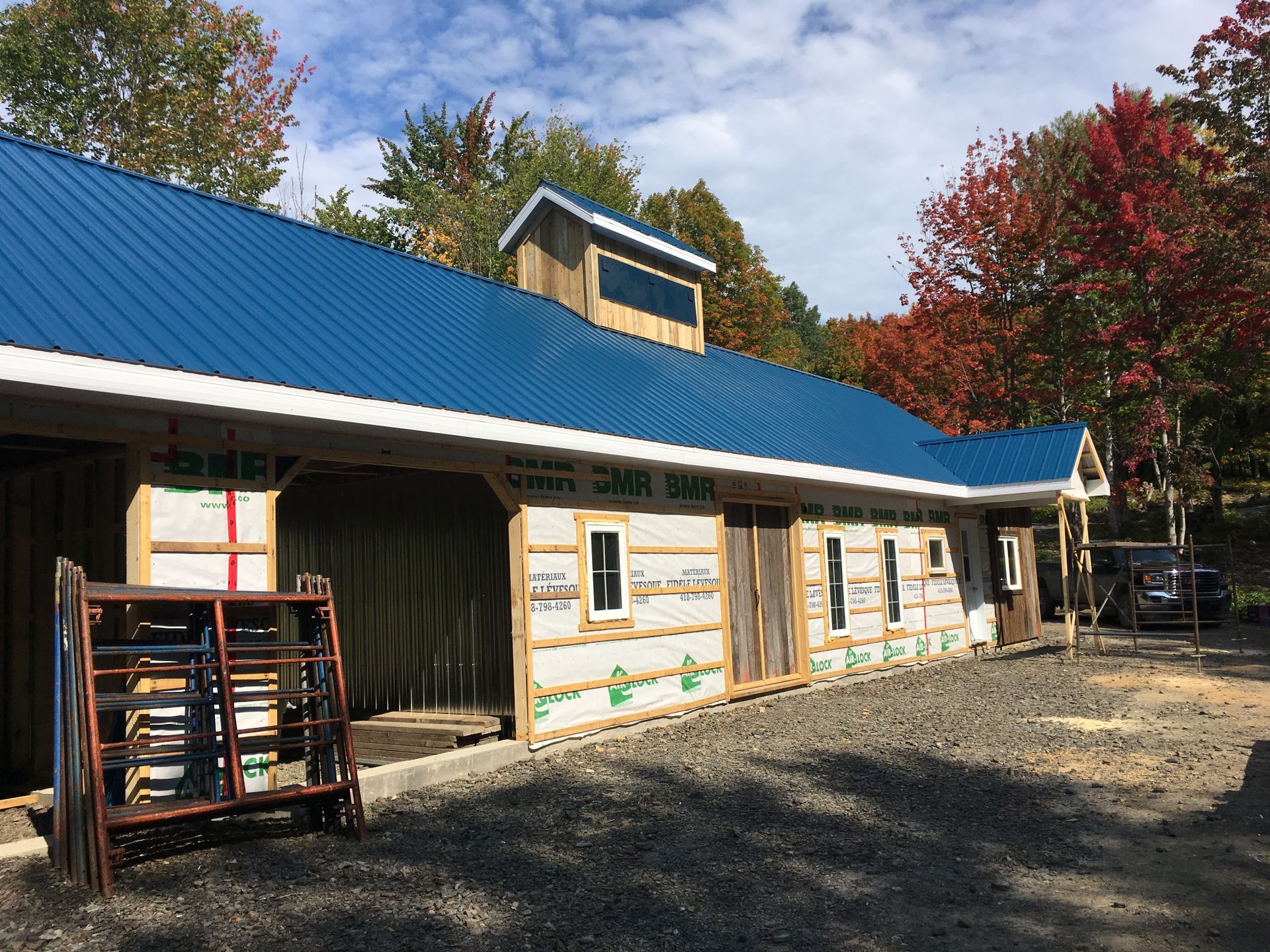 Un bâtiment en construction avec un toit bleu