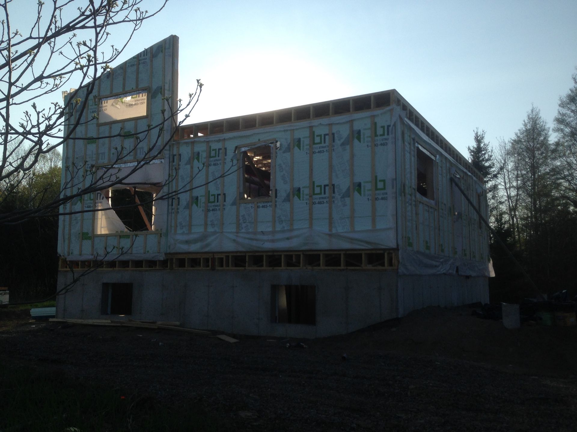 Une maison en construction avec beaucoup de fenêtres