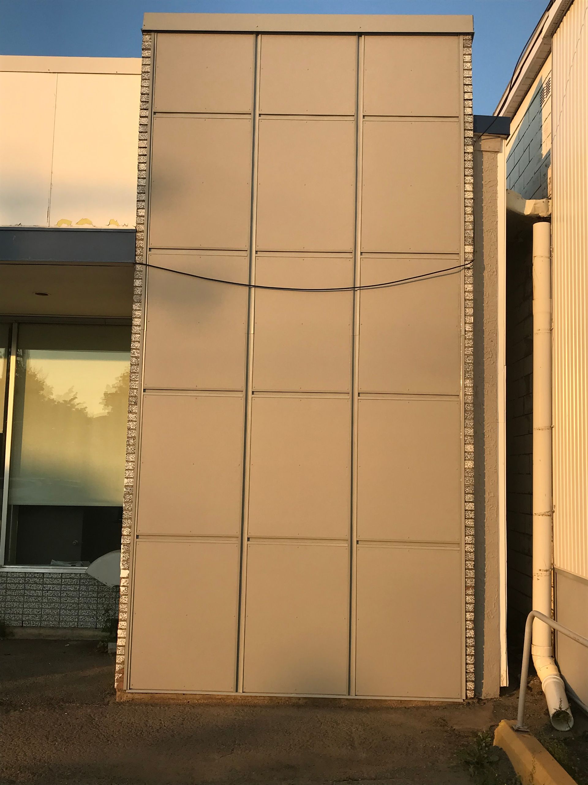 Un bâtiment avec un grand mur sur lequel se trouvent de nombreux carrés