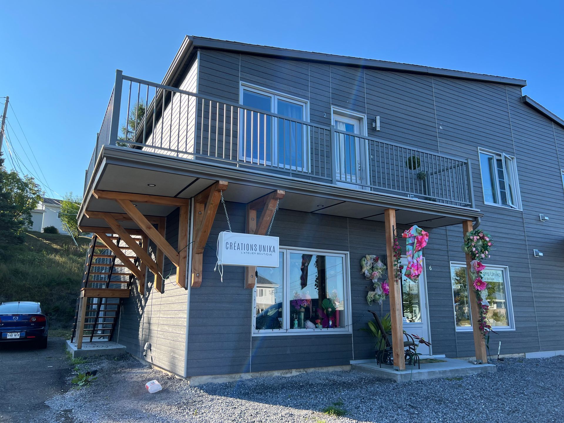 Une grande maison avec un balcon et des escaliers sur le côté.