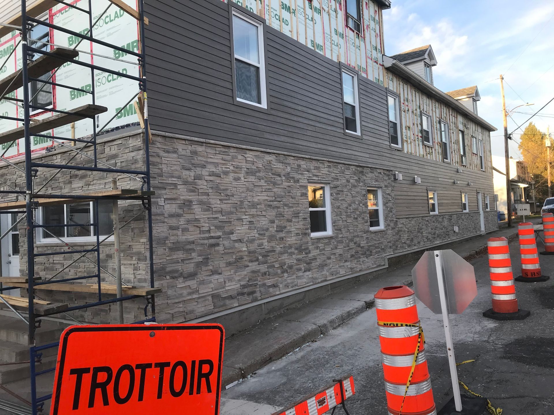 Un chantier avec un panneau indiquant trottoir