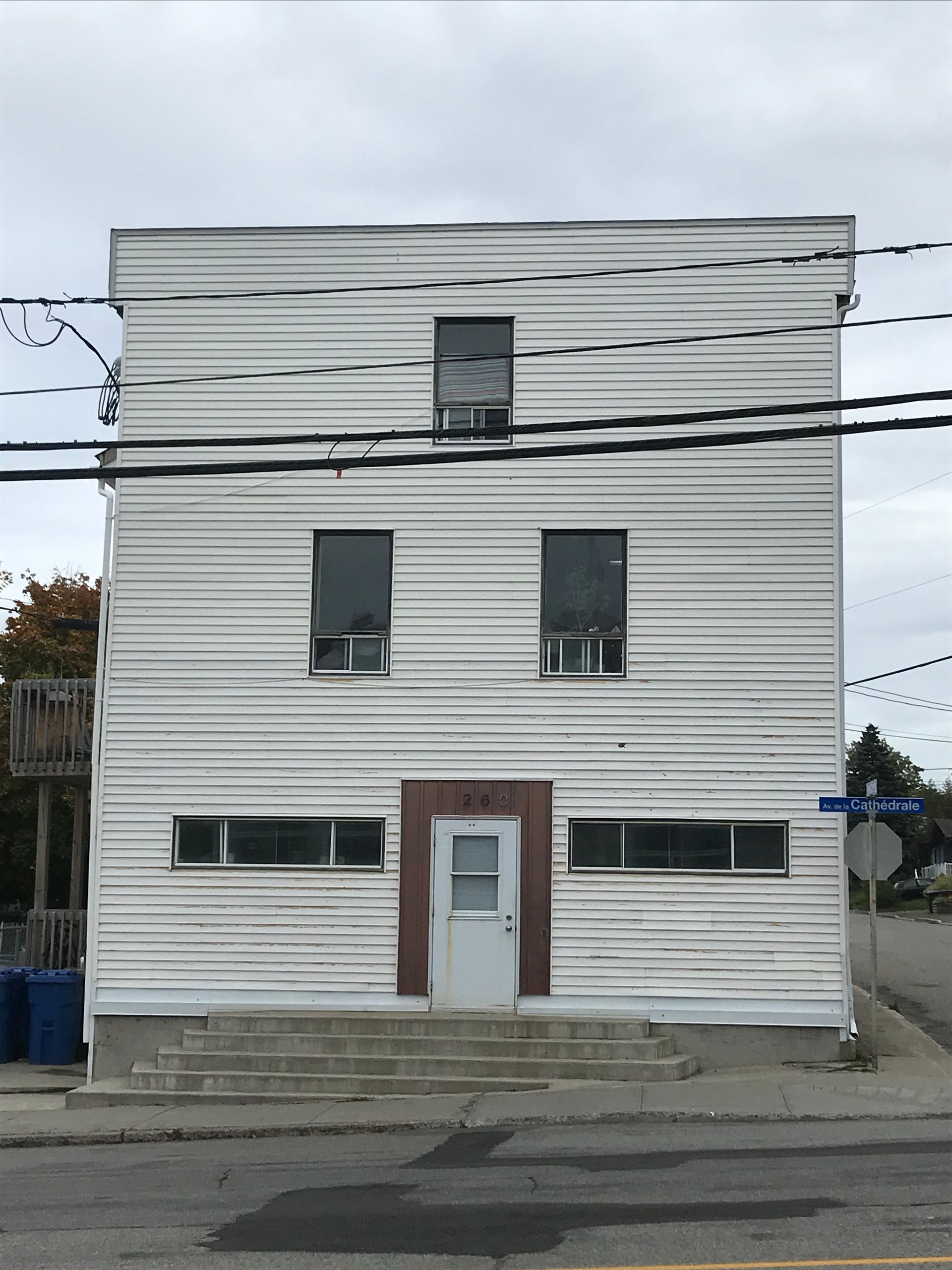 Un grand bâtiment blanc avec des escaliers qui y mènent