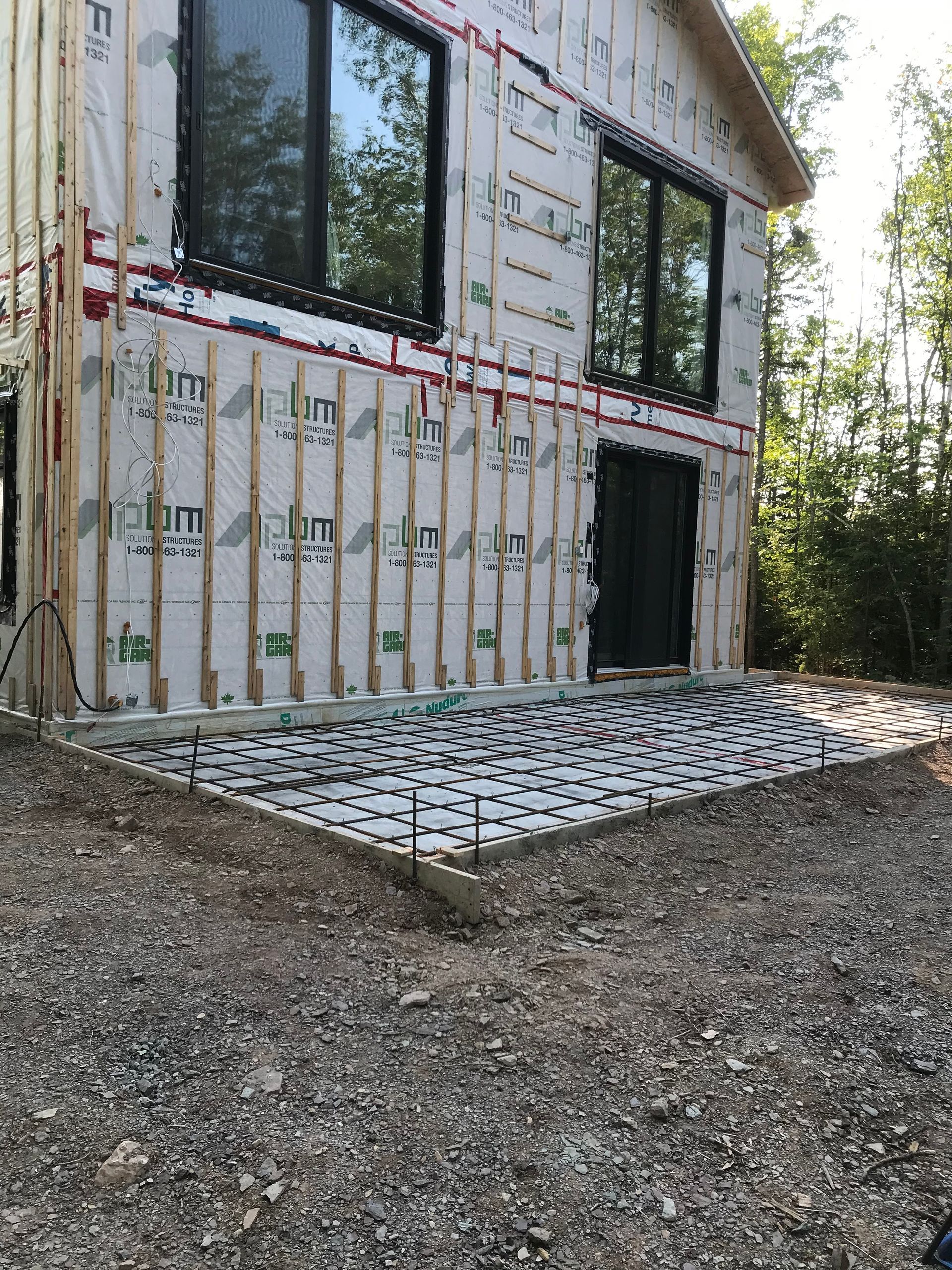 Une maison avec beaucoup de fenêtres est en construction.