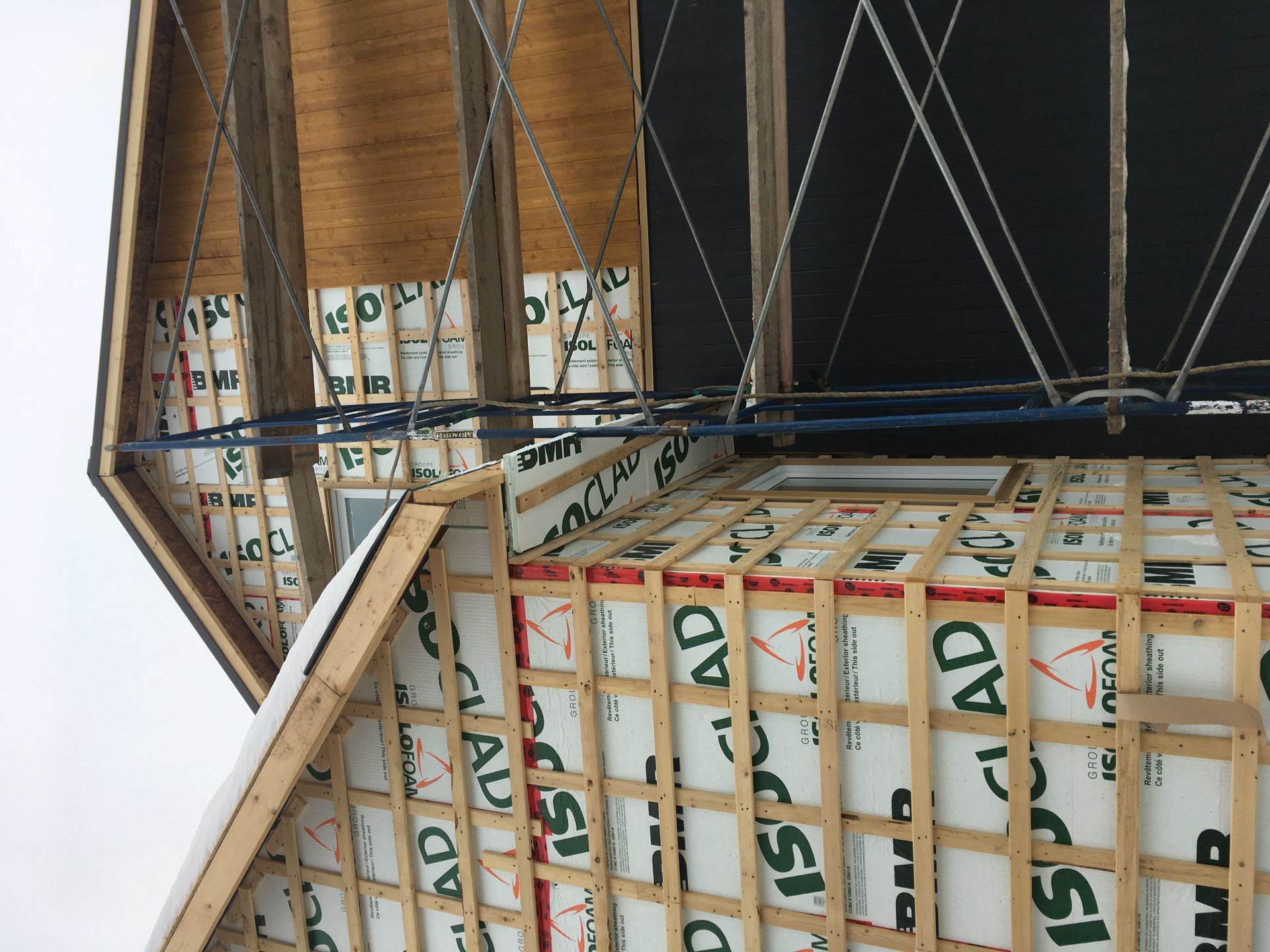 Une structure en bois avec une annonce ISO écrite dessus