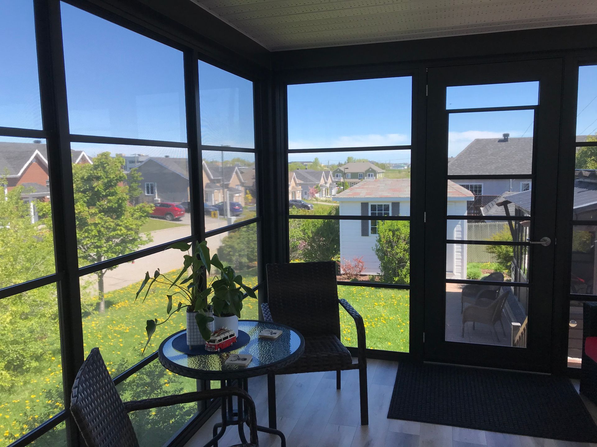 Un porche grillagé avec une table et des chaises