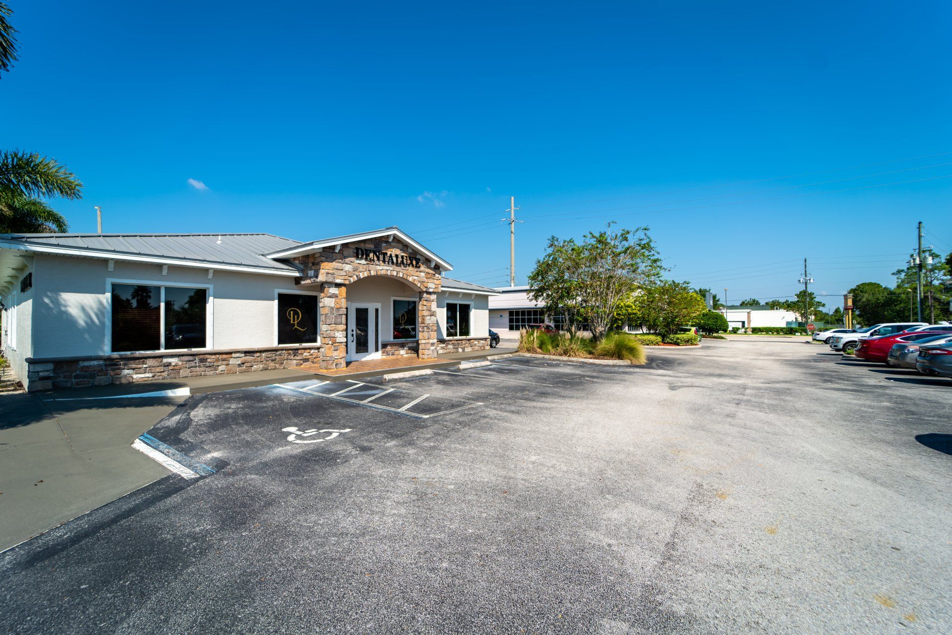 A large building with a lot of cars parked in front of it.
