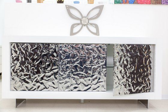 mobile da sala decorato con motivi floreali