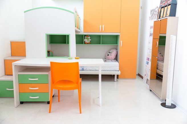 cameretta con scrivania