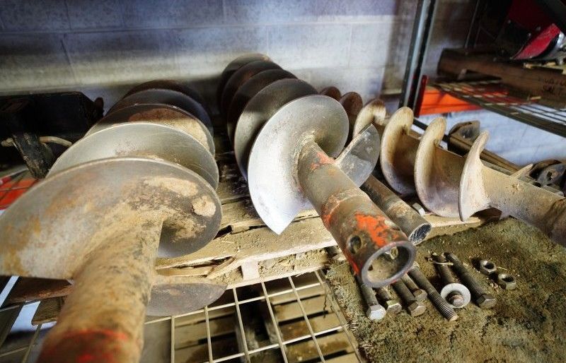 A bunch of screws are sitting on top of each other on a table.