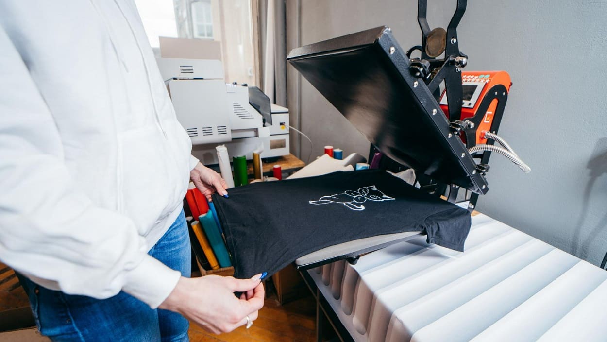The Complete Guide to Choosing a T-Shirt Screen Printing Service