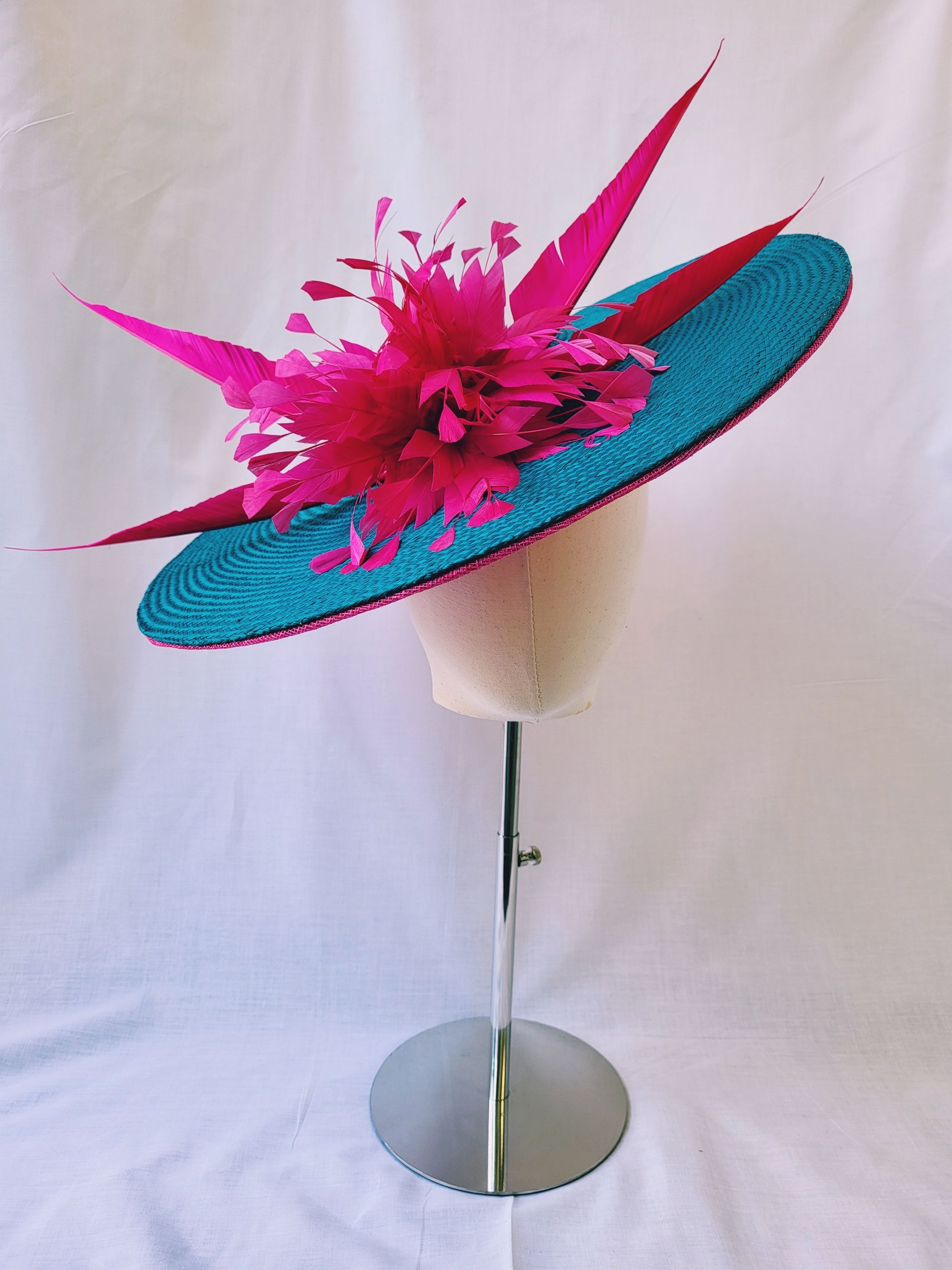 large saucer
large hatinator
Ascot ladies day
mother of the bride
mother of the groom
mother of the bride
oversized hat
large hat
mother of the groom
picture hat