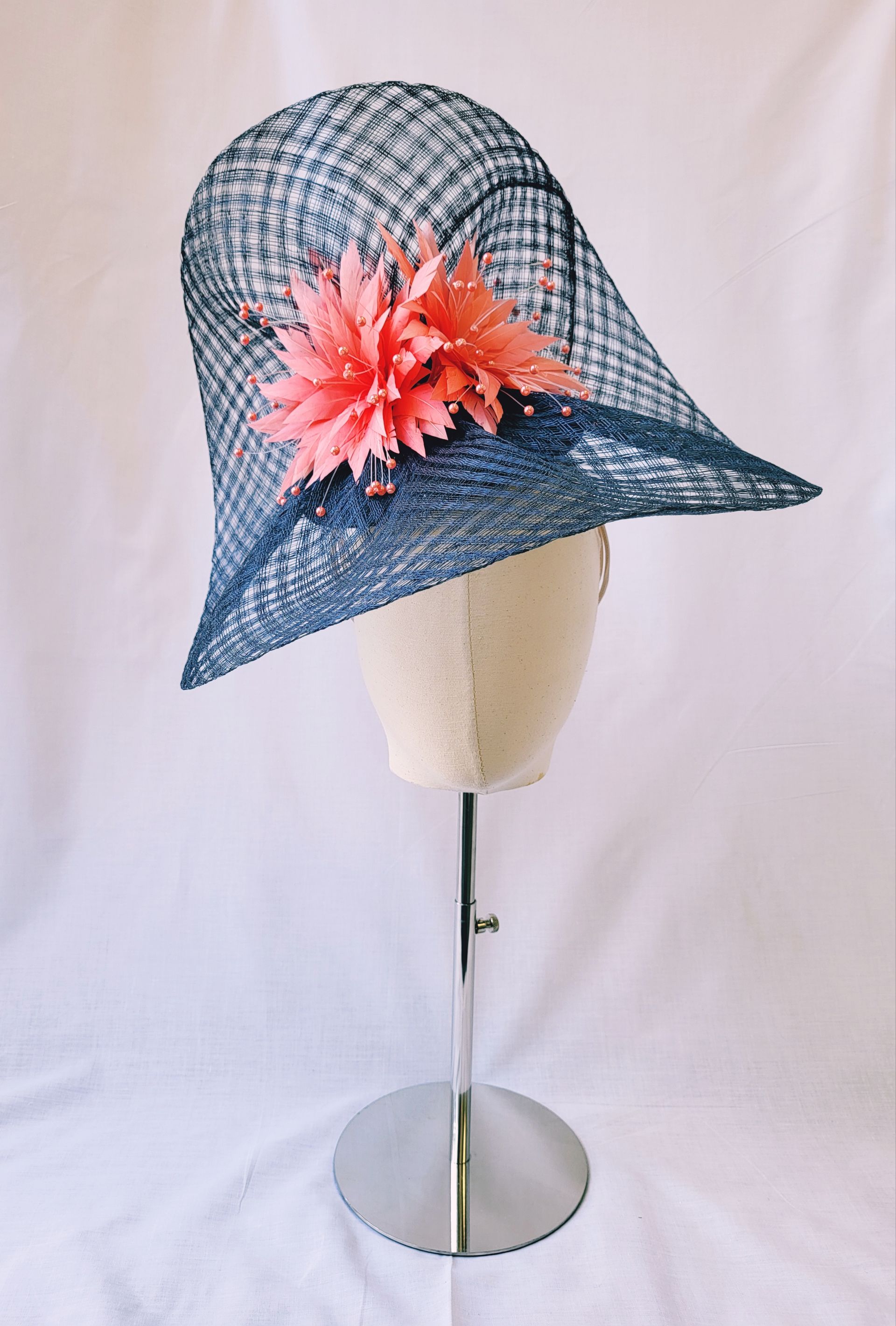 large saucer
large hatinator
Ascot ladies day
mother of the bride
mother of the groom
mother of the bride
oversized hat
large hat
mother of the groom
picture hat