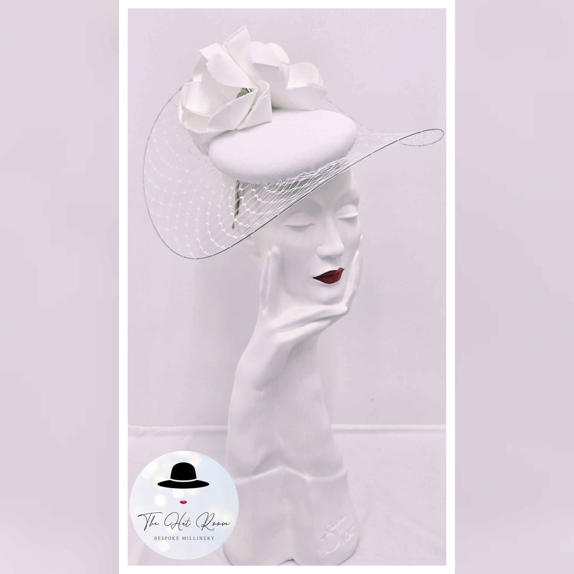 Silk button
veil brim
bride
bridal hat
Ascot