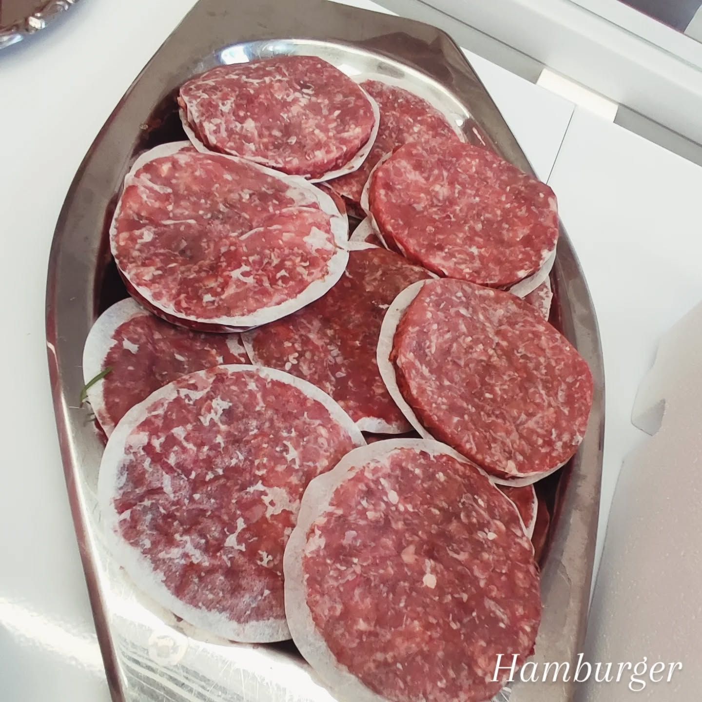 Mani che selezionano le olive verdi in un contenitore, foglie e olive in movimento, probabilmente durante la raccolta.