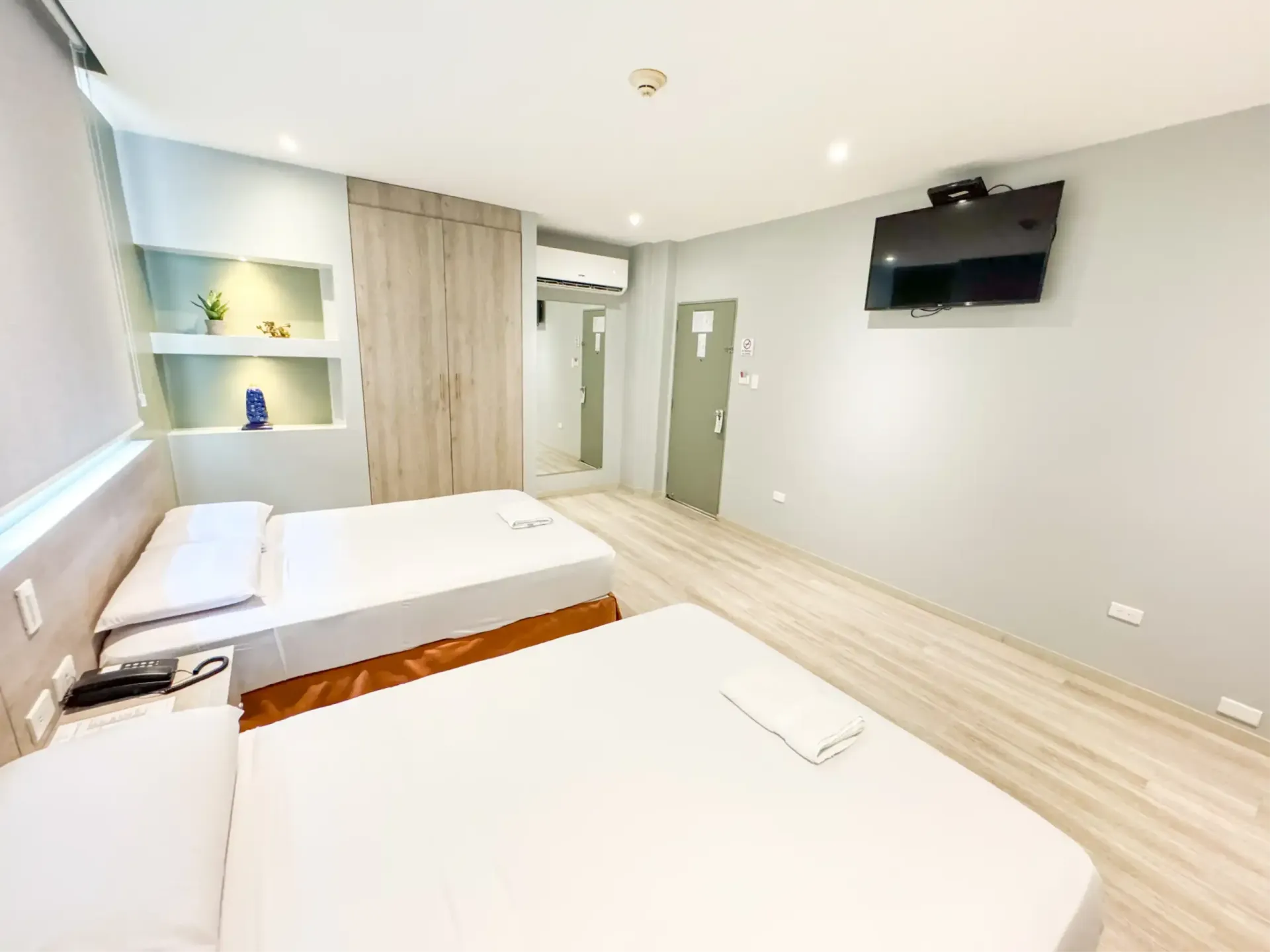 Una habitación de hotel con dos camas y una pintura de un caballo en la pared