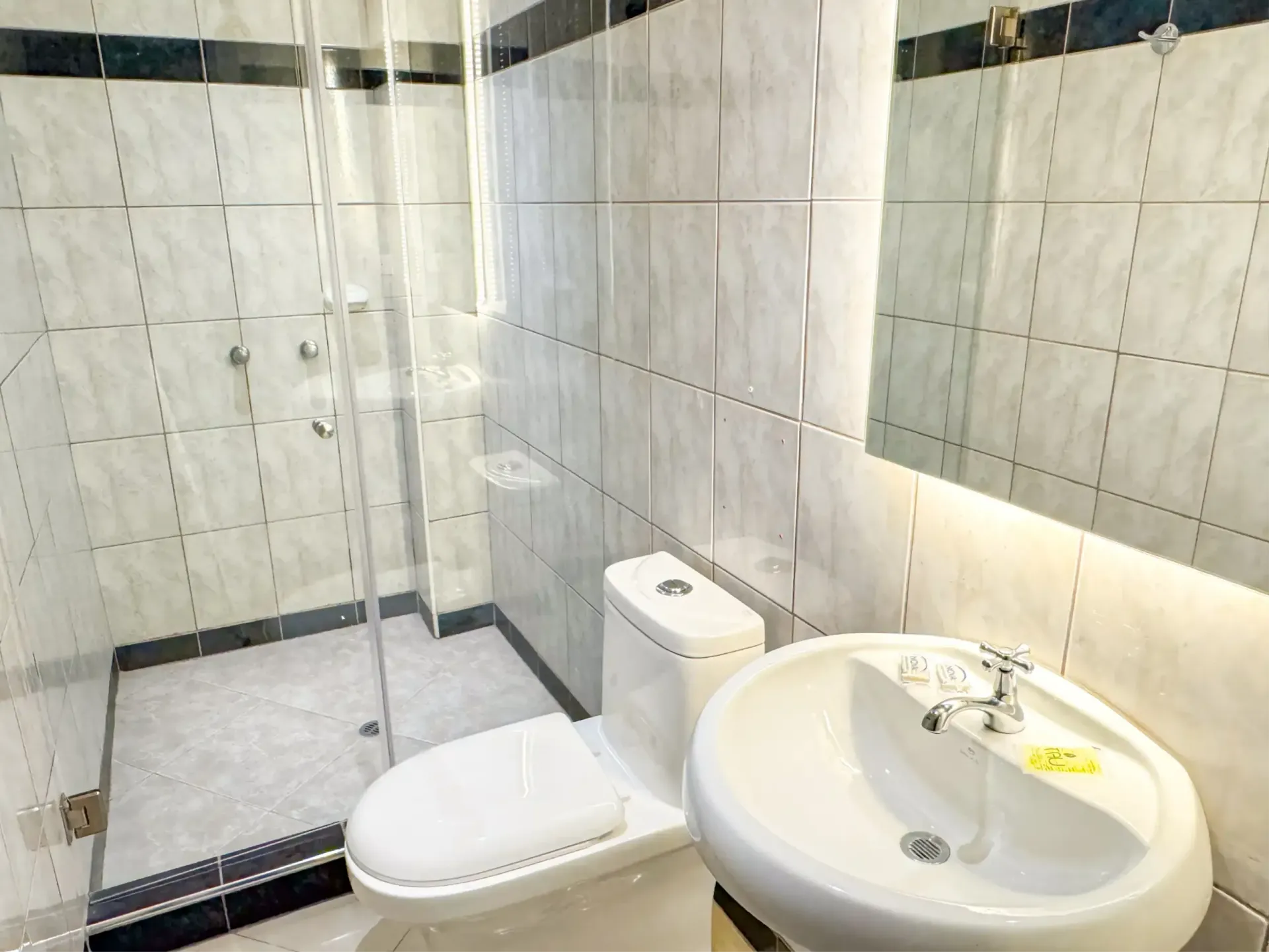 Habitación con pintura de un árbol en la pared sobre la cama