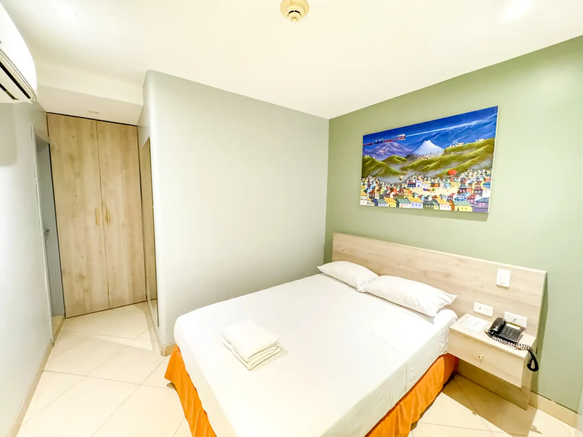 Una habitación de hotel con una cama y una ventana