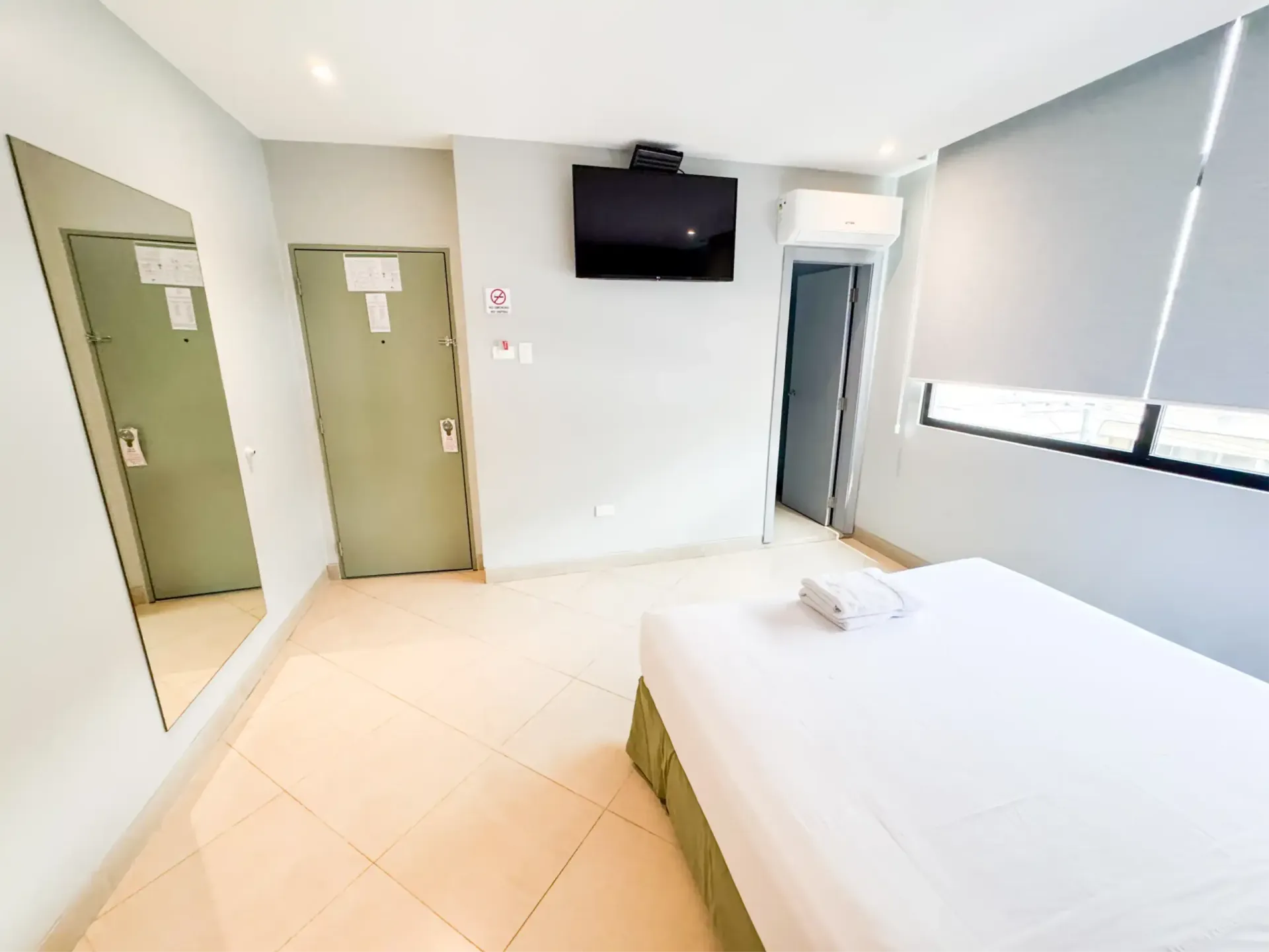 Un dormitorio con una cama grande y una pintura en la pared sobre ella