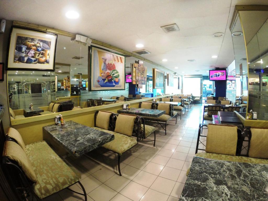 Un restaurante con muchas mesas y sillas