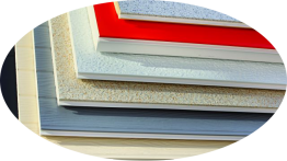 Une pile de feuilles de papier de différentes couleurs sont empilées les unes sur les autres.