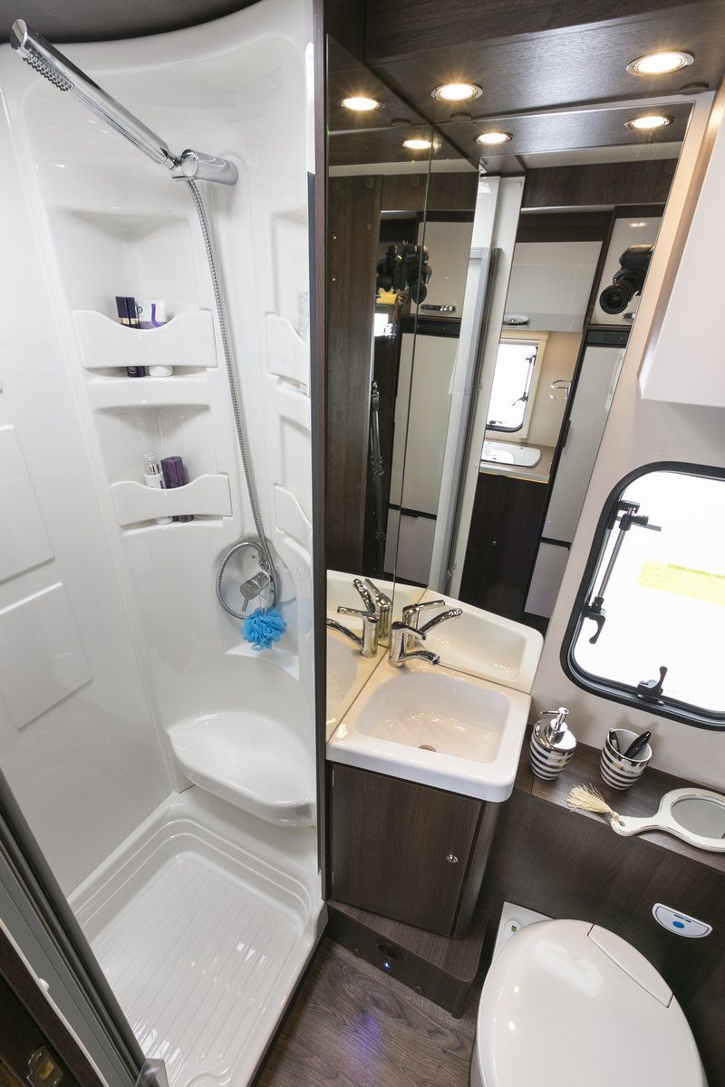 motorhome hire with toilet and showers - zefiro 675