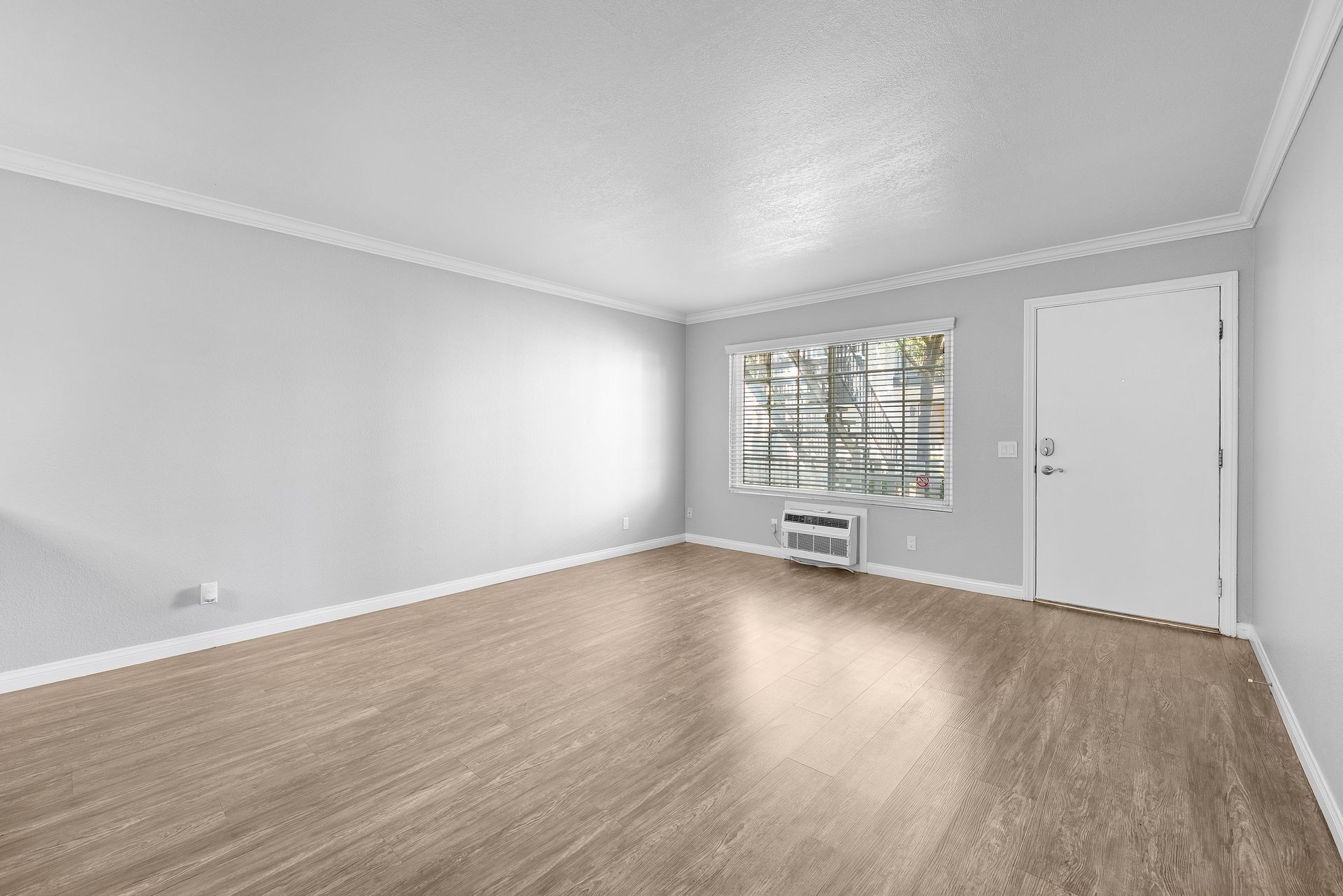 Sliding Photo Gallery Displaying Apartment Features