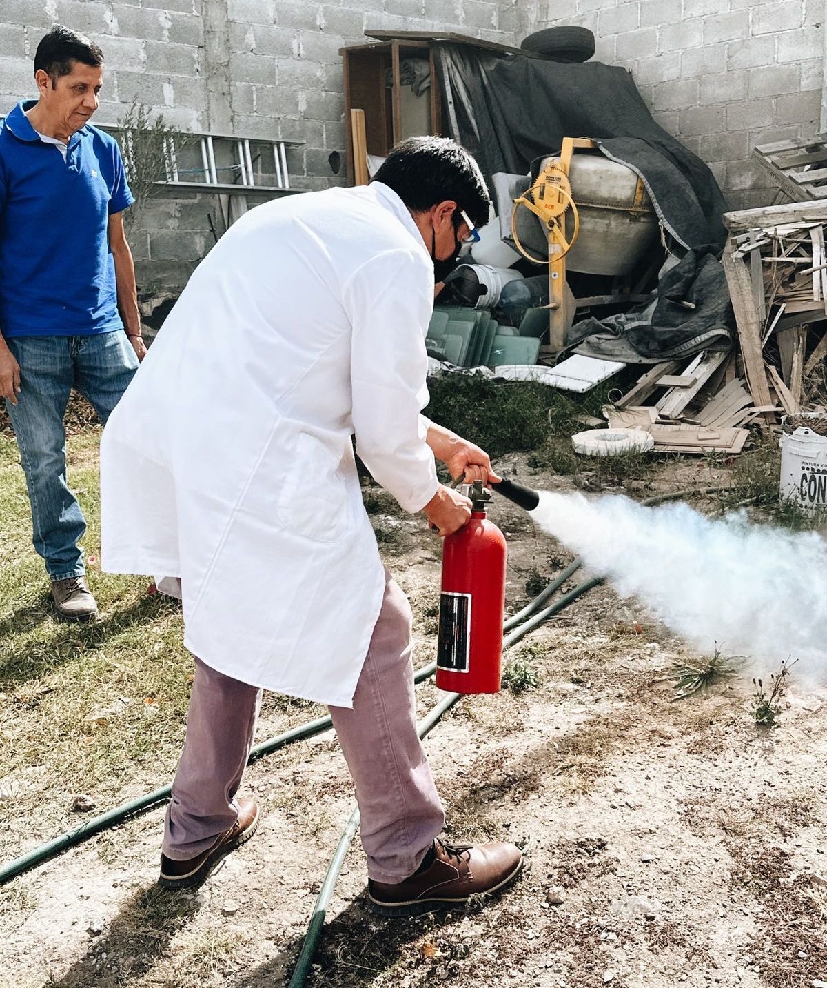 Miembros de OrozcoLab tomando un curso de prevención y combate contra incendios