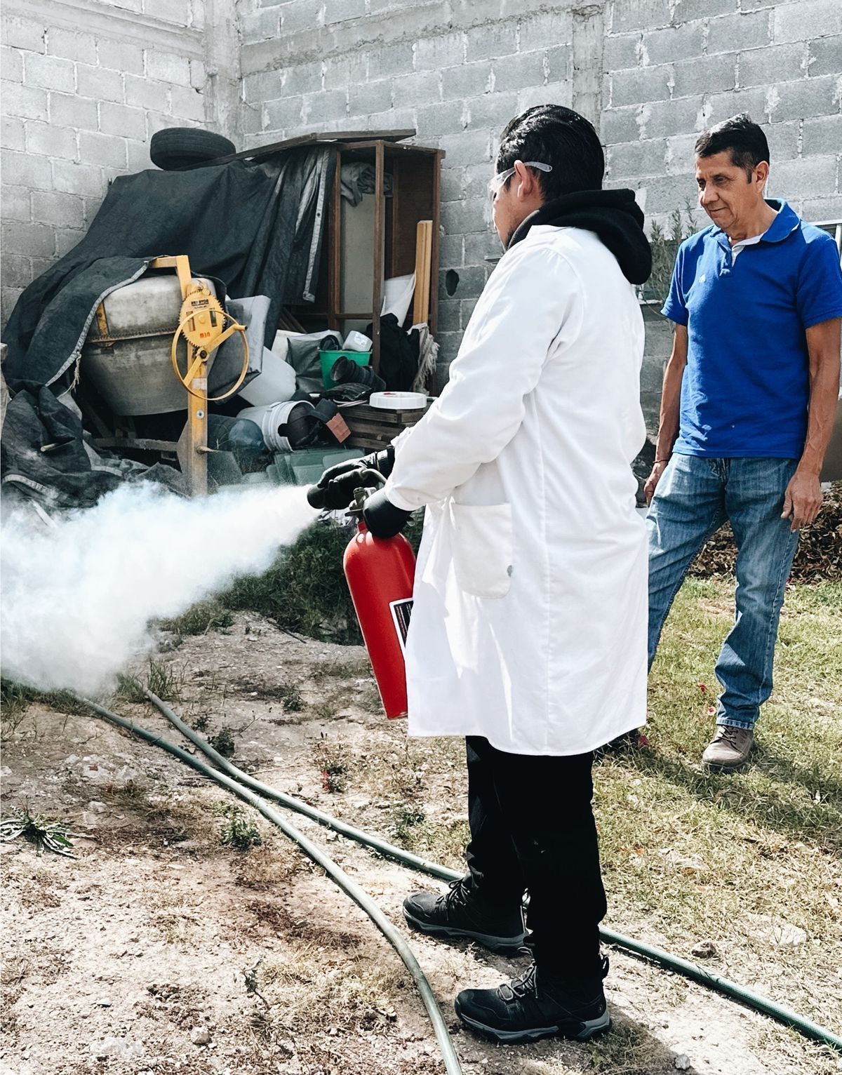 Personal de Orozco Lab tomando una capacitación de prevencion y combate contra incendios