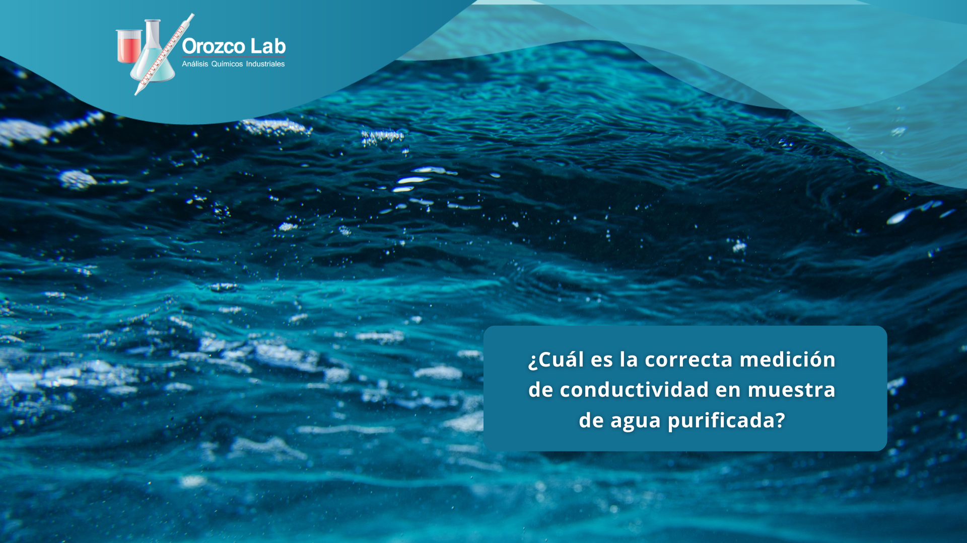 ¿Cuál es la correcta medición de conductividad en muestra de agua purificada?